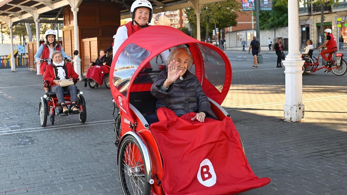 Varias personas mayores han probado las bicicletas adaptadas en El Arenal.