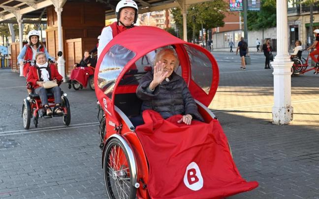 Varias personas mayores han probado las bicicletas adaptadas en El Arenal.