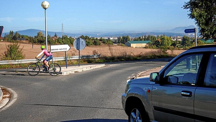 Circulación en bici y coche por la calle Portal de Lasarte, cerca del acceso a la ikastola Olabide.