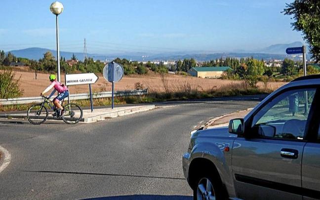Circulación en bici y coche por la calle Portal de Lasarte, cerca del acceso a la ikastola Olabide.