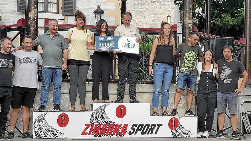 Pilotos y copilotosparticipantes en la campaña solidaria con ANELA y miembros de Ziharka Sport.