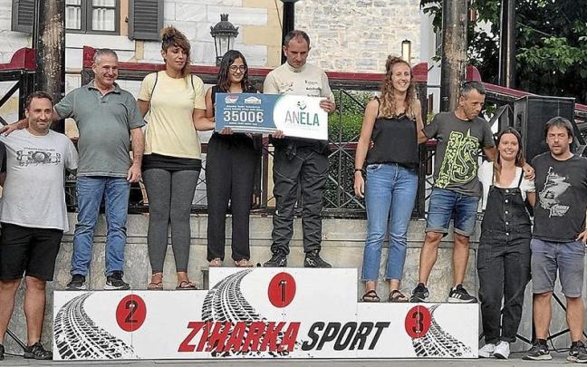 Pilotos y copilotosparticipantes en la campa&ntilde;a solidaria con ANELA y miembros de Ziharka Sport.