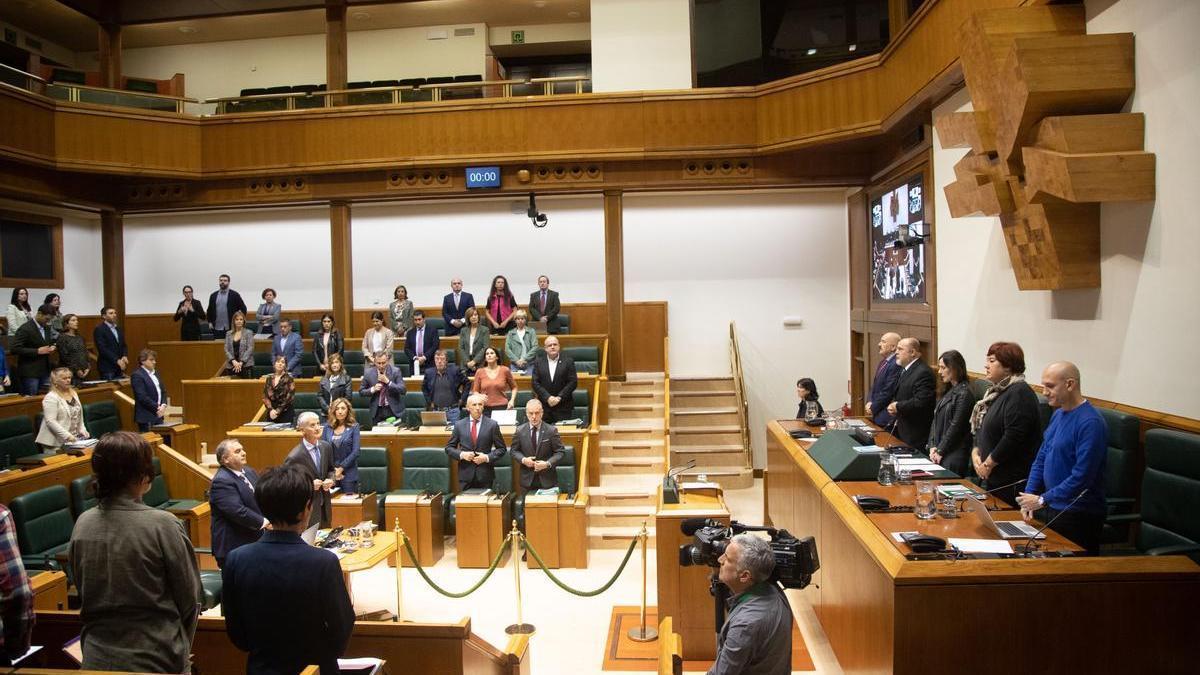 El Parlamento Vasco durante el minuto de silencio que se ha guardado en la cámara tras el último asesinato machista.