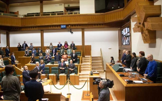 El Parlamento Vasco durante el minuto de silencio que se ha guardado en la cámara tras el último asesinato machista.