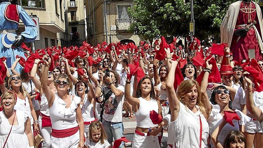 Los pañuelos rojos toman las calles de Lizarra.