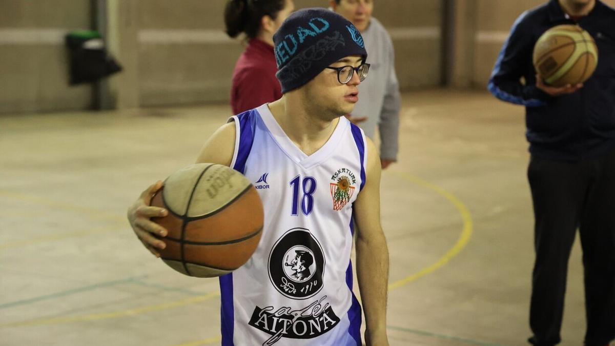 Jon va a entrenar con la camiseta del Askatuak y el gorro de la Real Sociedad.