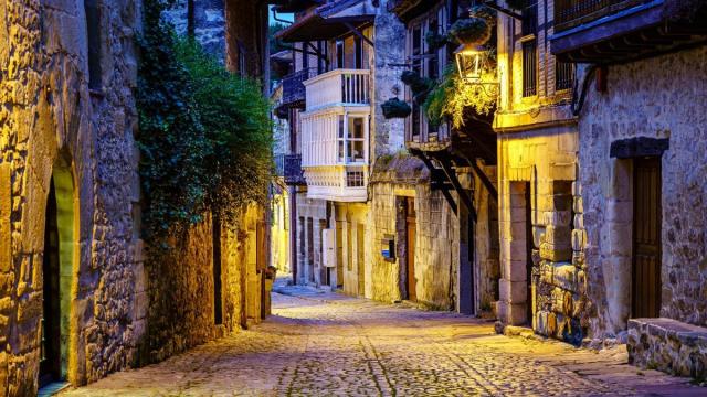 Vista nocturna de las calles de Santillana del Mar.