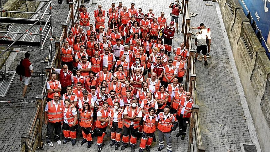 Foto de grupo del dispositivo en el callejón de la Plaza de Toros. | FOTO: CEDIDA