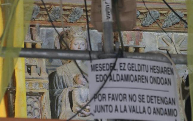 Figuras policromadas del pórtico de la parroquia ocultas tras los andamios de obra. Figuras policromadas del pórtico de la parroquia ocultas tras los andamios de obra.