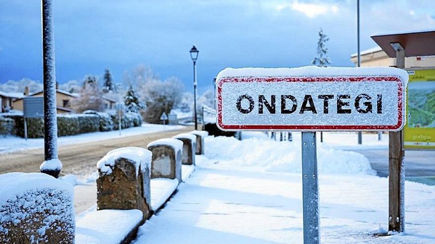 La primera nevada del invierno complica el tráfico en las carreteras