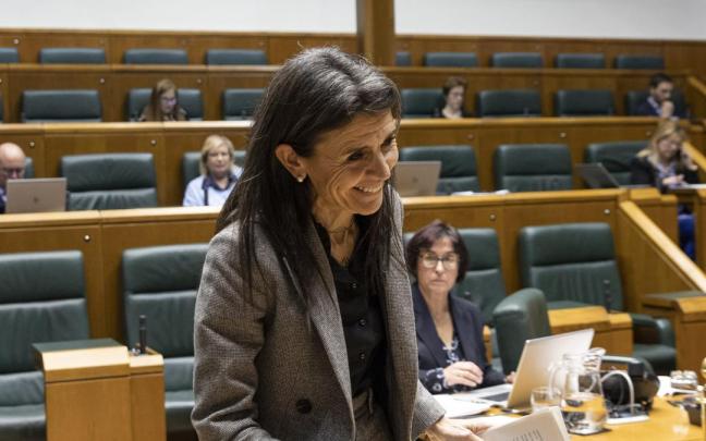 Nerea Melgosa, en su primer pleno en el Parlamento Vasco como consejera de Igualdad, Justicia y Pol&iacute;ticas Sociales.