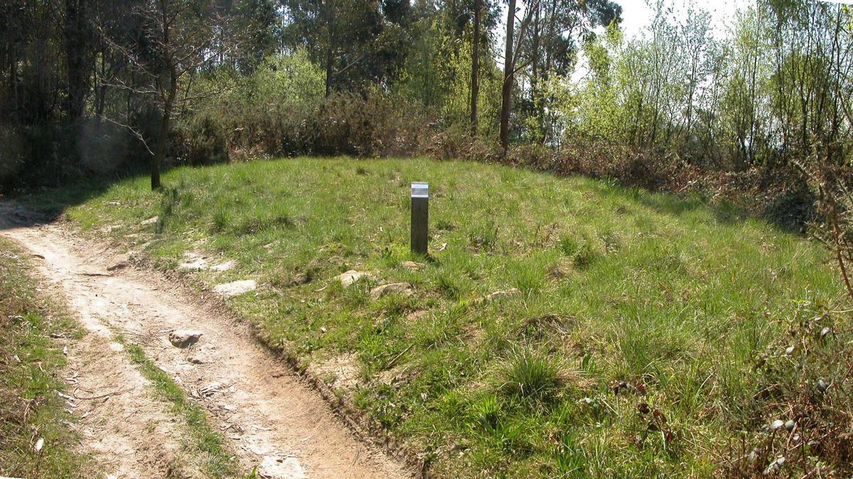 El túmulo de Saierri Muinoa destaca al lado del recorrido.