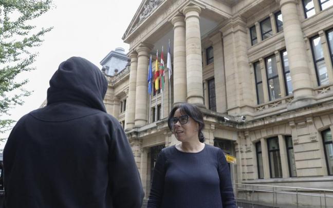 La abogada Beatriz Rodríguez Aparicio (d), conversa con Rosa (de espaldas), una denunciante de malos tratos con un hijo menor a su cargo y en riesgo de perder su piso La abogada Beatriz Rodríguez Aparicio (d), conversa con Rosa (de espaldas), una denunciante de malos tratos con un hijo menor a su cargo y en riesgo de perder su piso