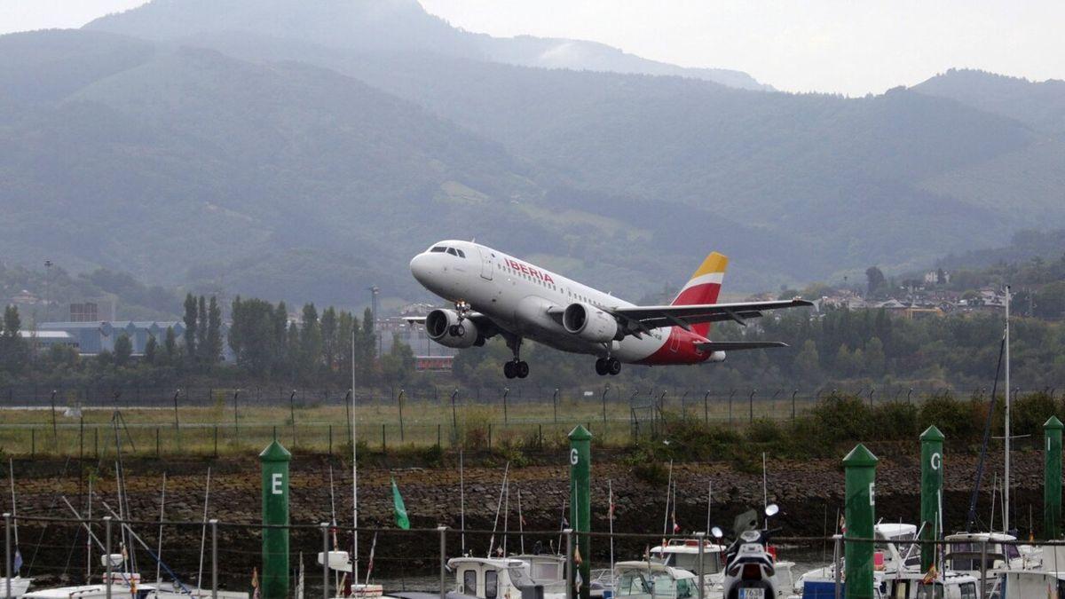 Un avión despega del aeropuerto de Hondarribia