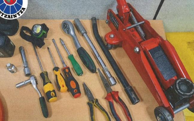 Herramientas decomisadas a los sospechosos.