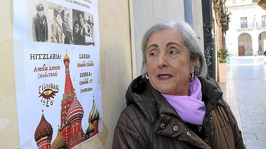 Amelia Asensio, junto al cartel anunciador de la charla. | FOTO: BARREN