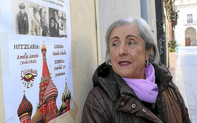 Amelia Asensio, junto al cartel anunciador de la charla. | FOTO: BARREN