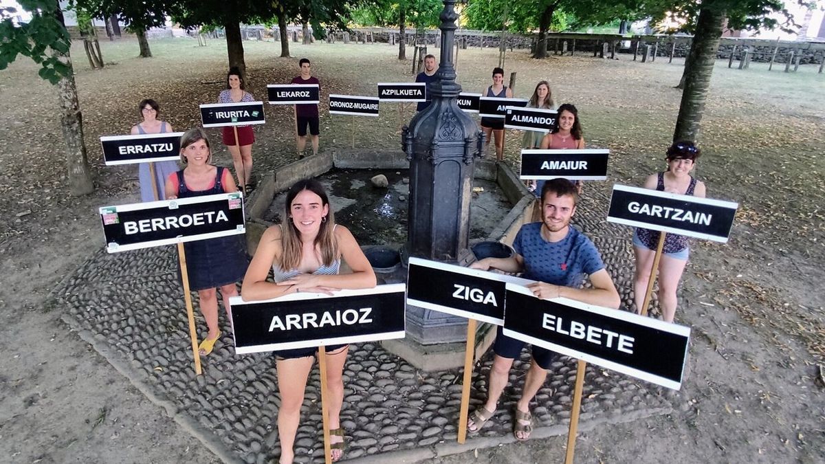 Miembros de la asociación Baztandarren Biltzarra en Merkatu Zelai, con los carteles que utilizan los pueblos en el desfile de carrozas