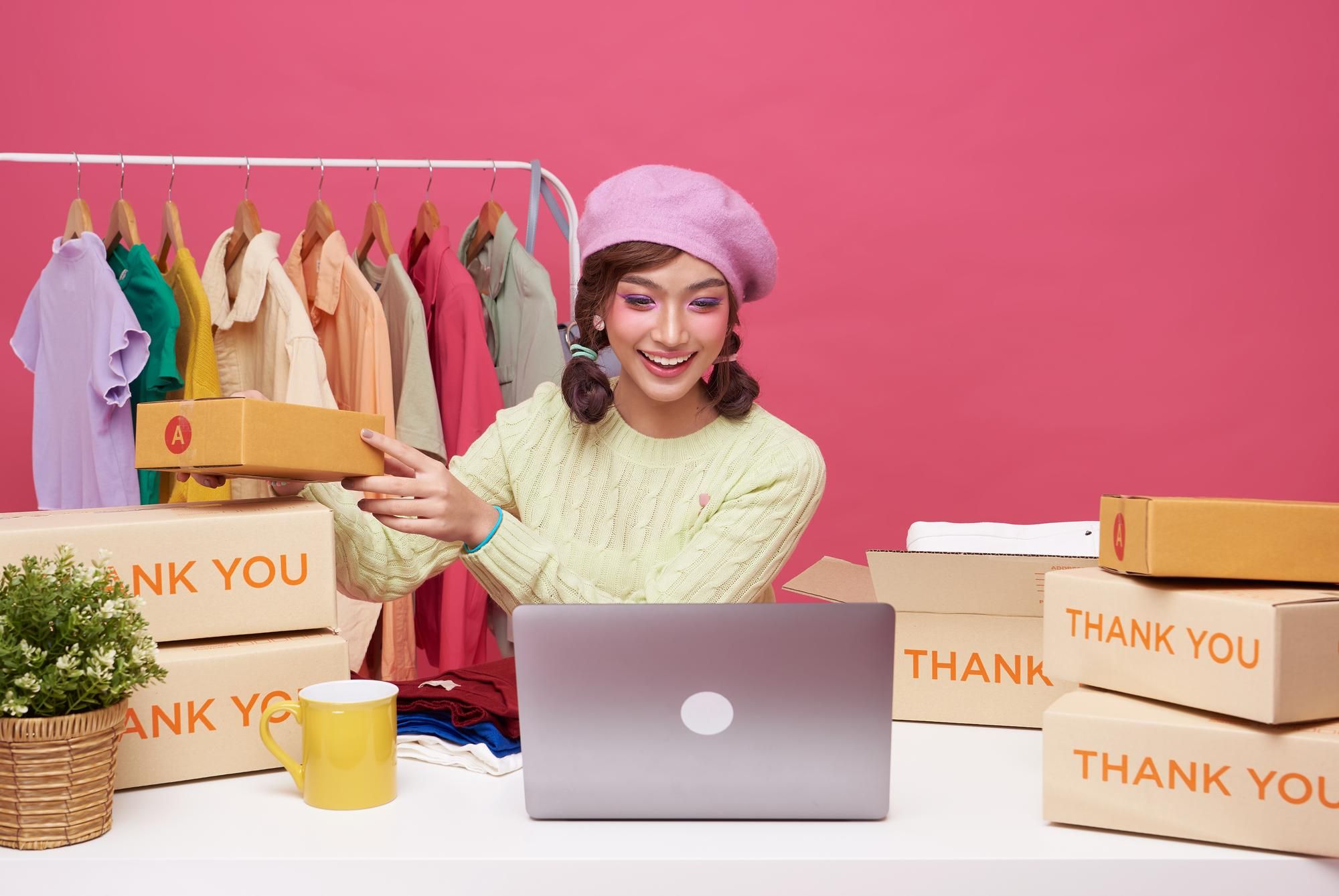 Una mujer recibe sus compras 'online'.