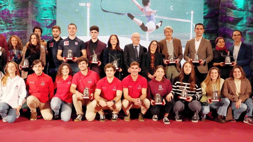 Foto de familia de todos los premiados en la XVI edición de los premios Getxo Sasoi Sasoian.