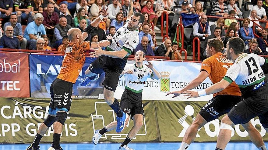 El central catalán Xavi Castro, lanzando a puerta ante el Torrelavega.