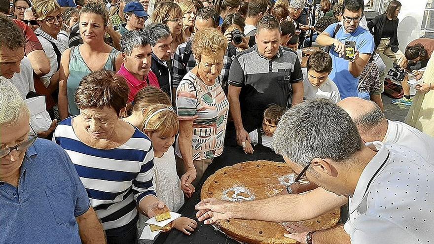 Los pasteleros y autoridades municipales repartiendo 1.000 raciones de pastel vasco en el Triángulo.