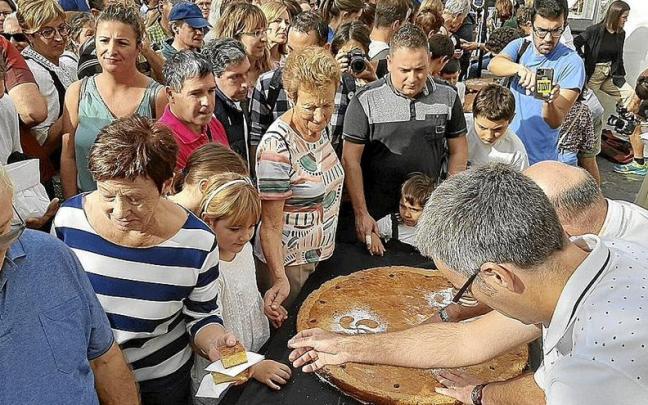 Los pasteleros y autoridades municipales repartiendo 1.000 raciones de pastel vasco en el Triángulo. Los pasteleros y autoridades municipales repartiendo 1.000 raciones de pastel vasco en el Triángulo.