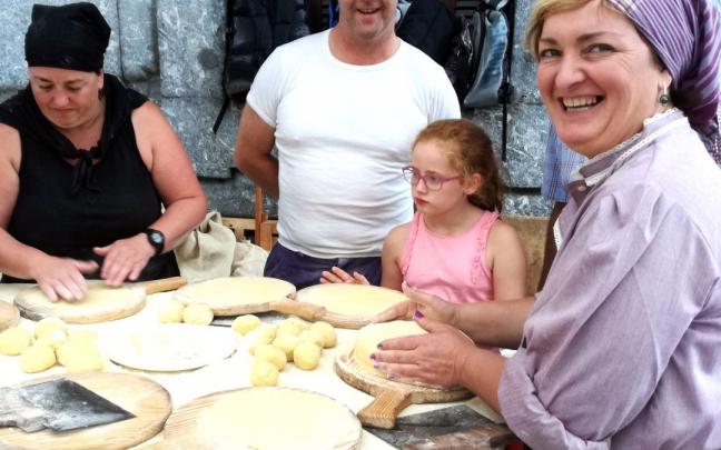 Kristina Saralegi con las manos en la masa en un Talo Eguna.