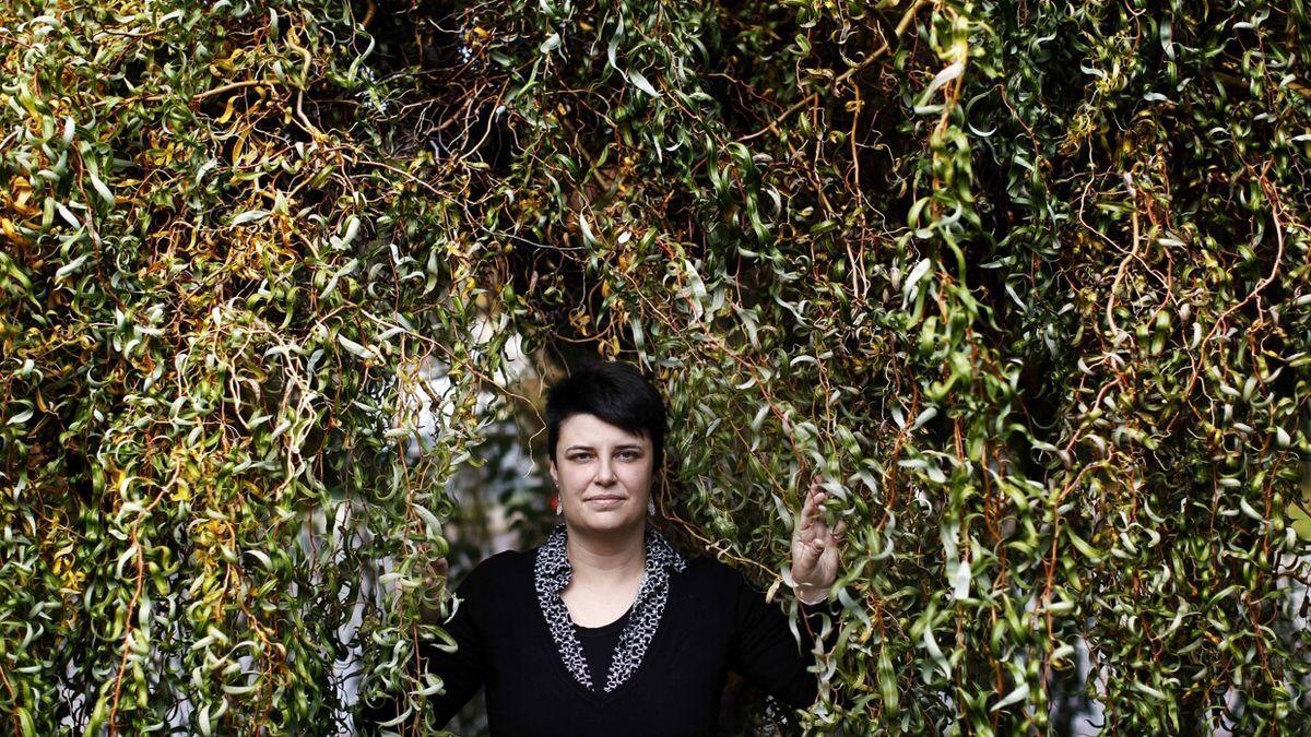 Castillo Suarez posa para una entrevista,