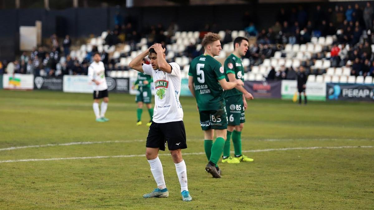 Moha se lamenta de una ocasión fallida en el partido ante el Alfaro de la pasada jornada.