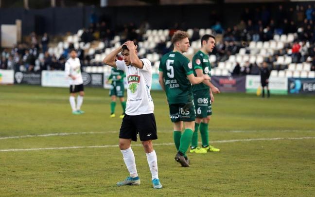 Moha se lamenta de una ocasión fallida en el partido ante el Alfaro de la pasada jornada. Moha se lamenta de una ocasión fallida en el partido ante el Alfaro de la pasada jornada.