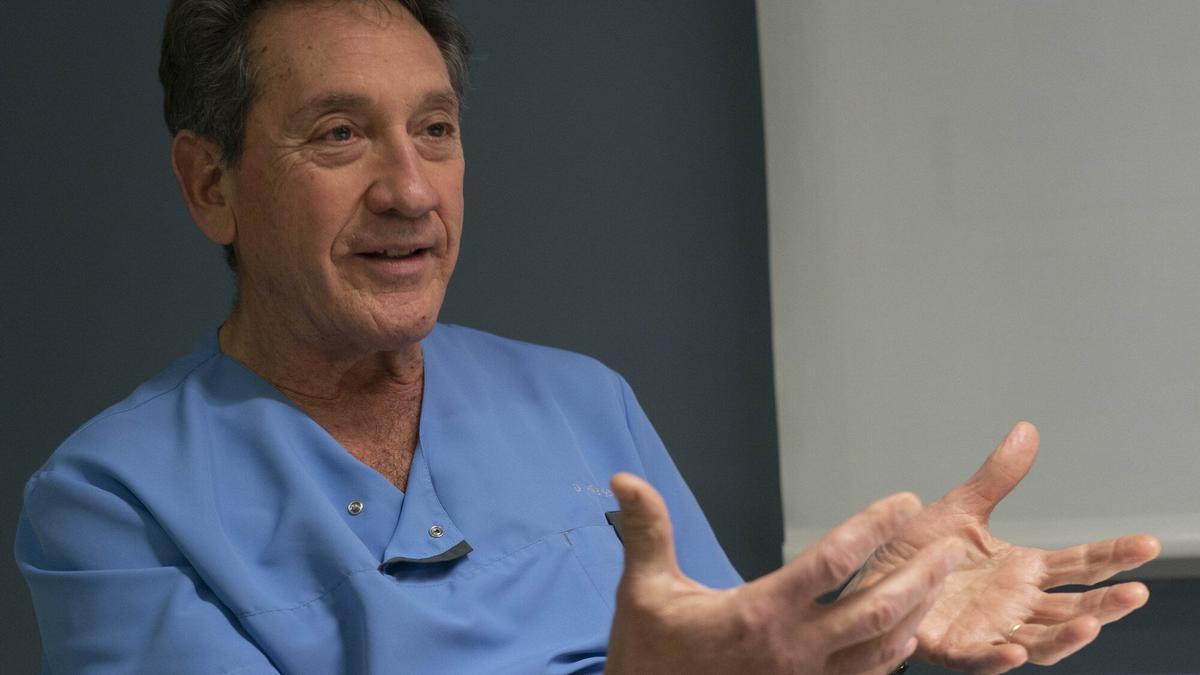 El traumatólogo Mikel Sánchez durante la entrevista.