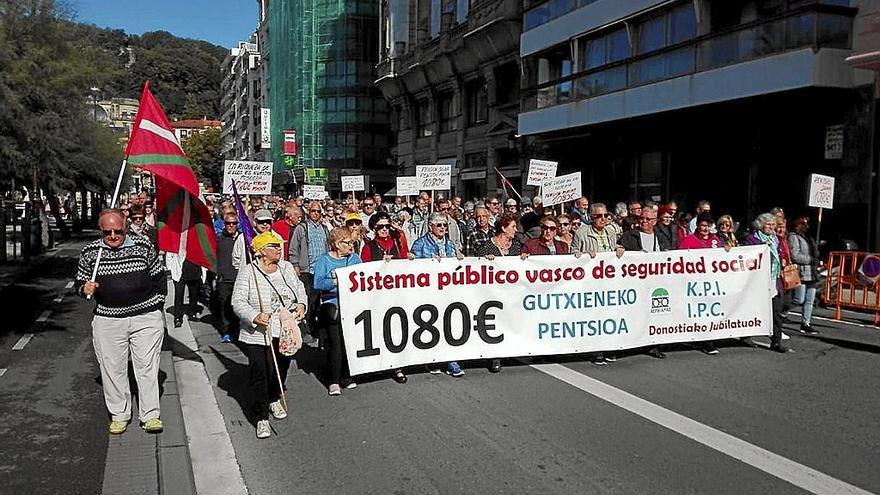 Pensionistas en una concentración anterior en Donostia. | FOTO: N.G.