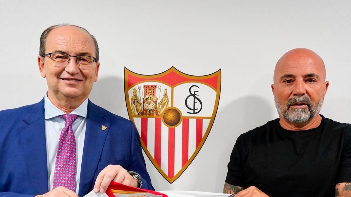 José Castro y Jorge Sampaoli posan tras firmar el contrato.