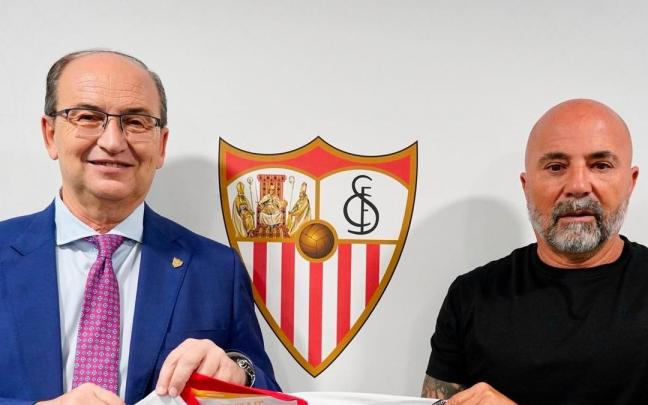 José Castro y Jorge Sampaoli posan tras firmar el contrato. José Castro y Jorge Sampaoli posan tras firmar el contrato.