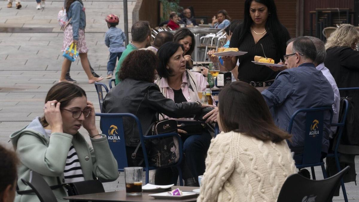 Varias personas en una terraza en Vitoria