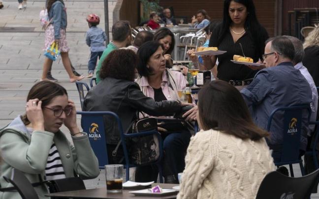 Varias personas en una terraza en Vitoria