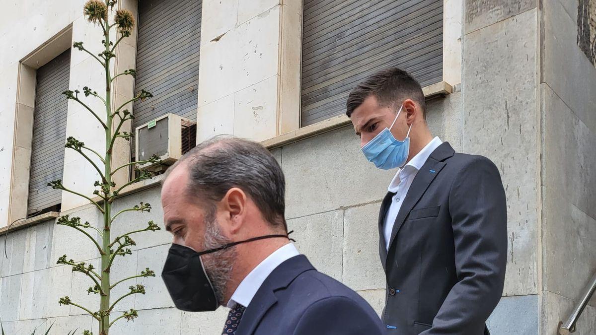 Santi Mina abandona la Audiencia de Almería tras concluir la segunda sesión del juicio.