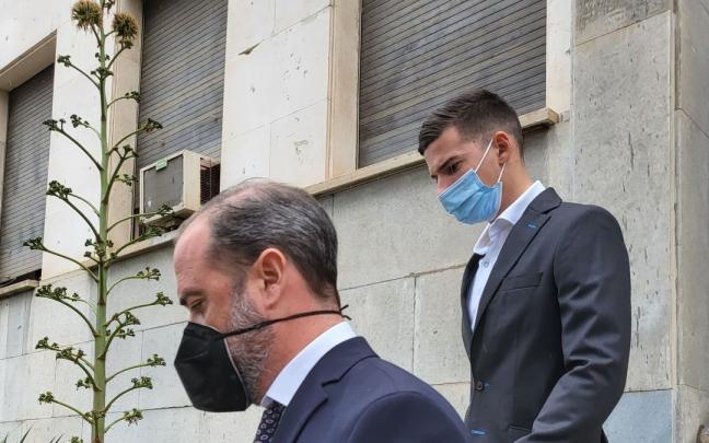 Santi Mina abandona la Audiencia de Almería tras concluir la segunda sesión del juicio. Santi Mina abandona la Audiencia de Almería tras concluir la segunda sesión del juicio.