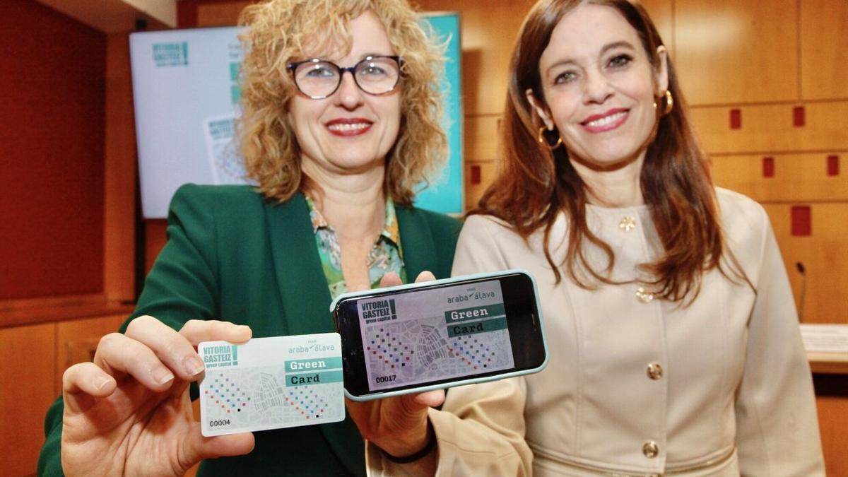 La diputada de Fomento del Empleo, Comercio y Turismo, Cristina González, y la edil de Turismo en Gasteiz, Maider Etxebarria, con la tarjeta.