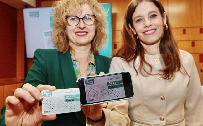 La diputada de Fomento del Empleo, Comercio y Turismo, Cristina González, y la edil de Turismo en Gasteiz, Maider Etxebarria, con la tarjeta. La diputada de Fomento del Empleo, Comercio y Turismo, Cristina González, y la edil de Turismo en Gasteiz, Maider Etxebarria, con la tarjeta.