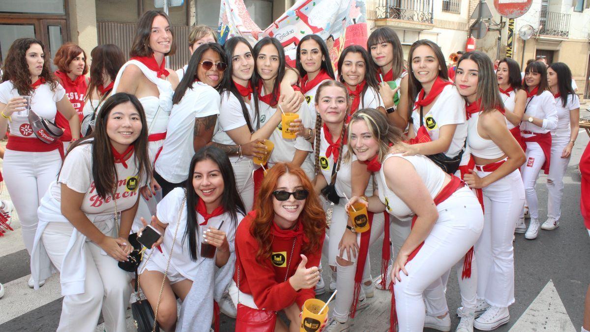 Varias chicas posan con sus bebidas, preparadas para la fiesta.