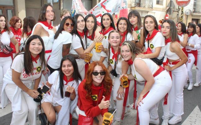 Varias chicas posan con sus bebidas, preparadas para la fiesta. Varias chicas posan con sus bebidas, preparadas para la fiesta.