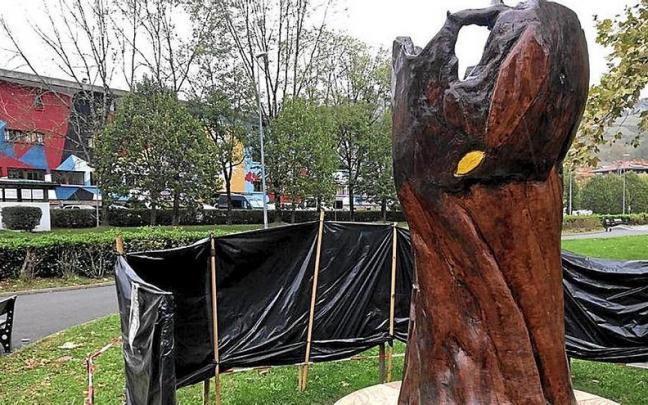 ‘Gaztainondoari aitortza’ es la obra ideada por Gure Bazterrak, que embellecerá los jardínes frente a Eltzia. ‘Gaztainondoari aitortza’ es la obra ideada por Gure Bazterrak, que embellecerá los jardínes frente a Eltzia.