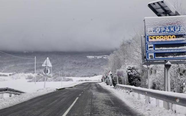 Imagen del puerto de Opakua cerrado durante la nevada de la semana pasada