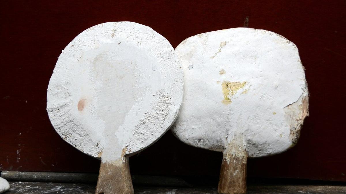 Paletas de madera que se utilizan para lanzarlas al aire y que las palomas las confunda con aves rapaces, en una de las palomeras