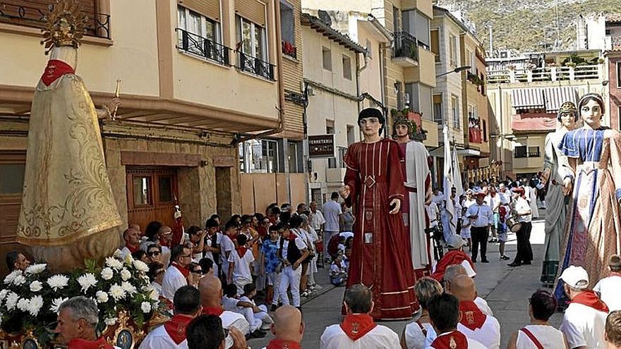 Los gigantes honraron a la patrona con un vals.