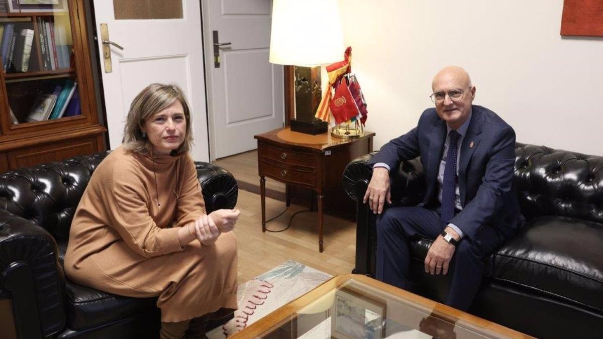 La presidenta de la CHE, María Dolores Pascual, y el consejero de Cohesión Territorial, Bernardo Ciriza, durante la reunión celebrada en Zaragoza