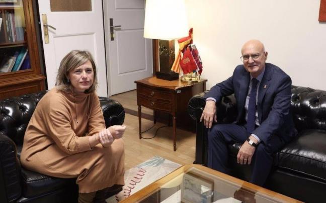 La presidenta de la CHE, María Dolores Pascual, y el consejero de Cohesión Territorial, Bernardo Ciriza, durante la reunión celebrada en Zaragoza La presidenta de la CHE, María Dolores Pascual, y el consejero de Cohesión Territorial, Bernardo Ciriza, durante la reunión celebrada en Zaragoza