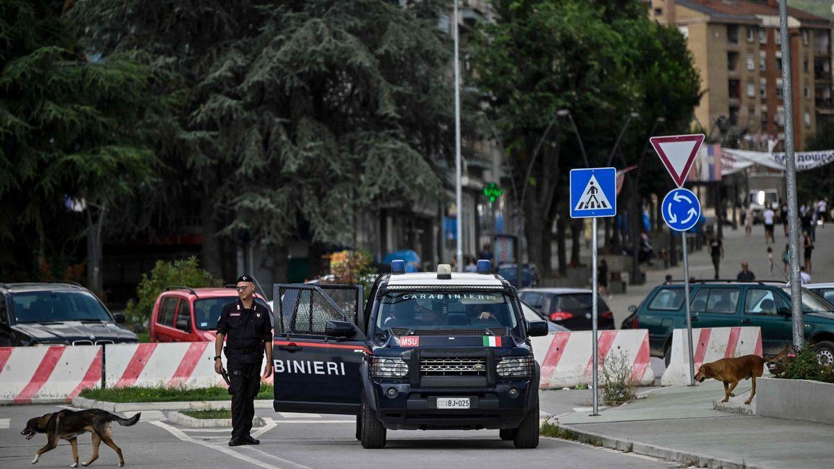 Un carabinieri italino cerca de una zona divida en Mitrovica